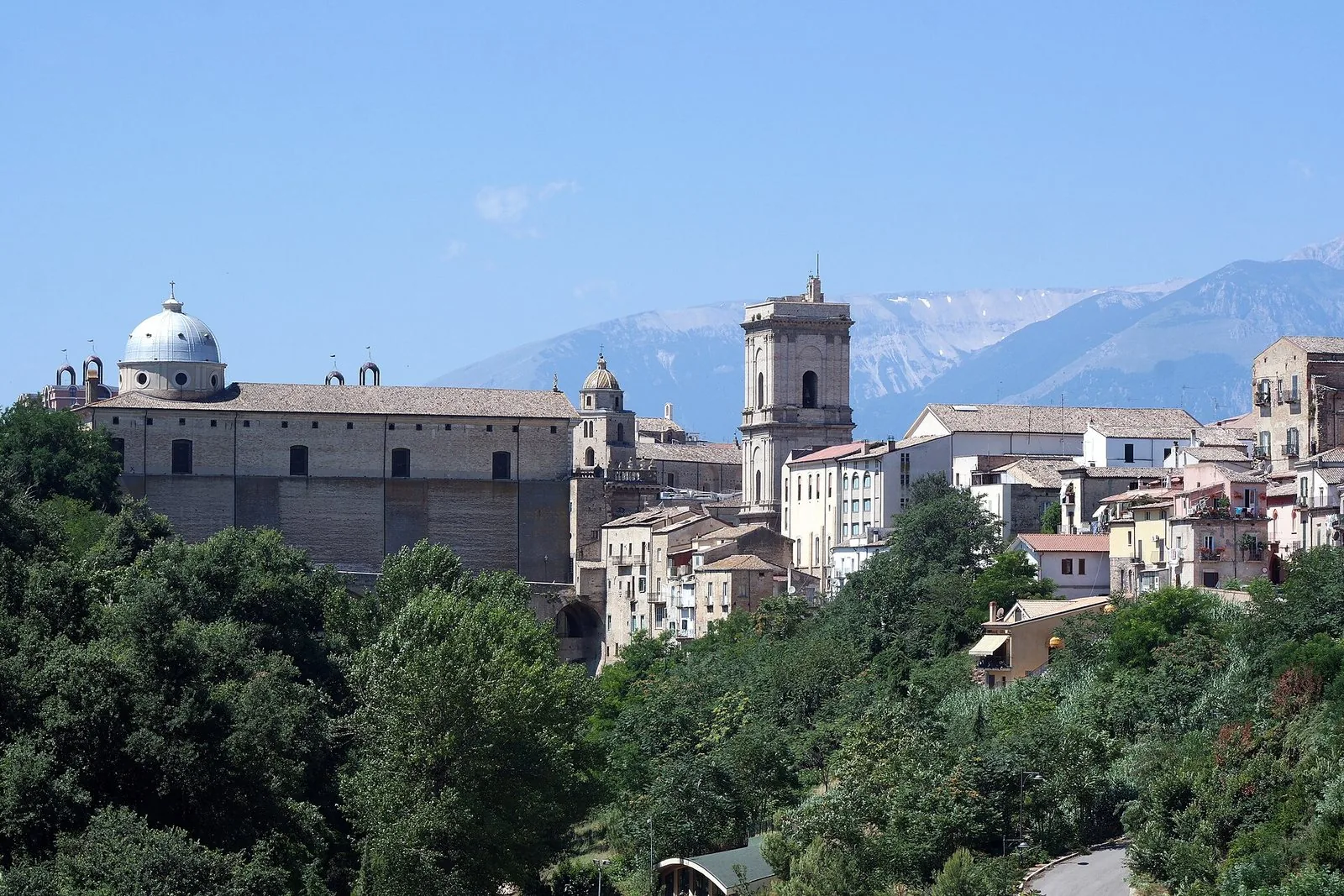 Il centro storico di Lanciano visto dalle colline, con la Maiella sullo sfondo