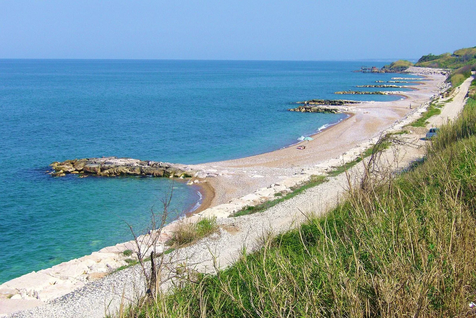 Il litorale della Costa dei Trabocchi con le spiagge vuote fuori stagione