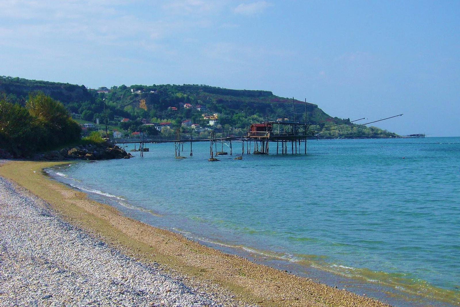 La spiaggia di Fossacesia Marina, con un trabocco sullo sfondo