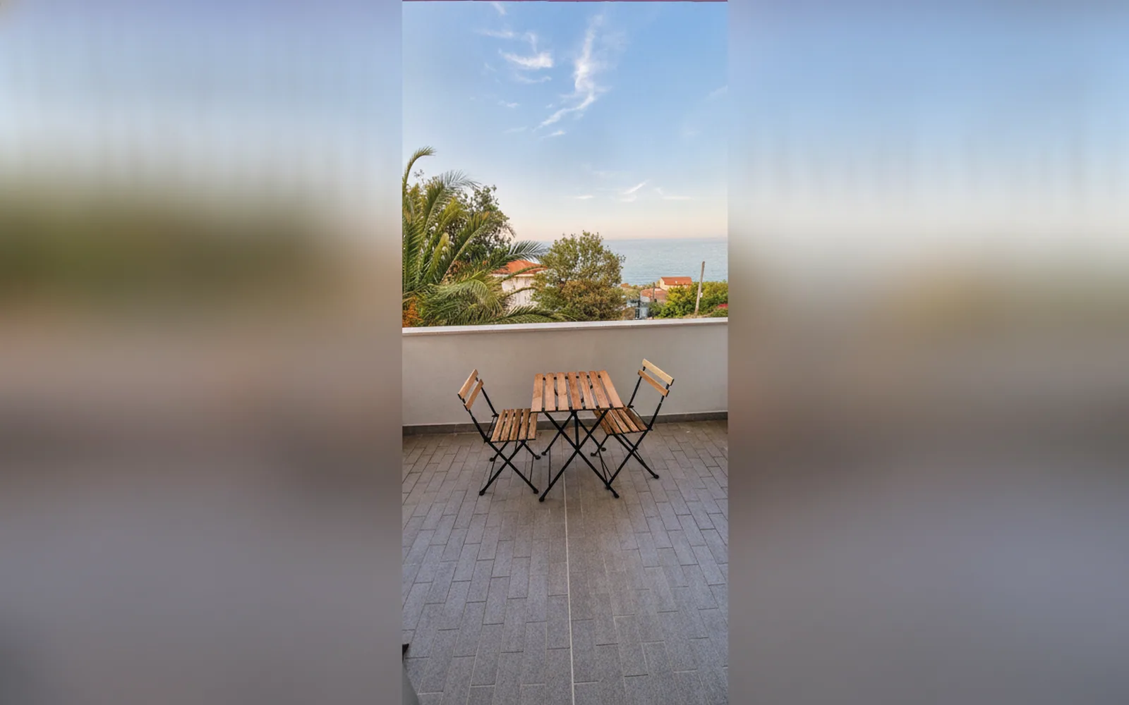 La terrazza con il tavolino e la vista verso il mare